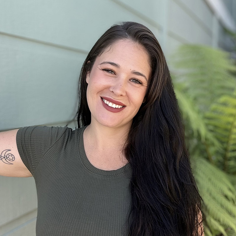 organizer_declutterer_steffy_duncan_founder_purge Smiling person with fern background